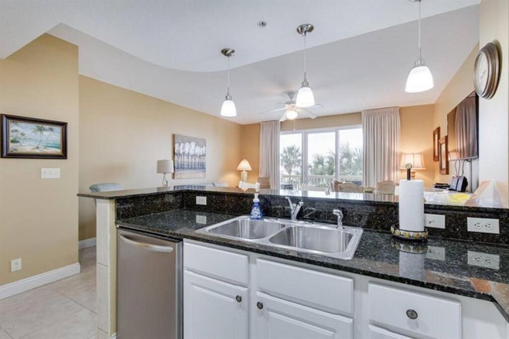 207 West Tower Floor Great Views *